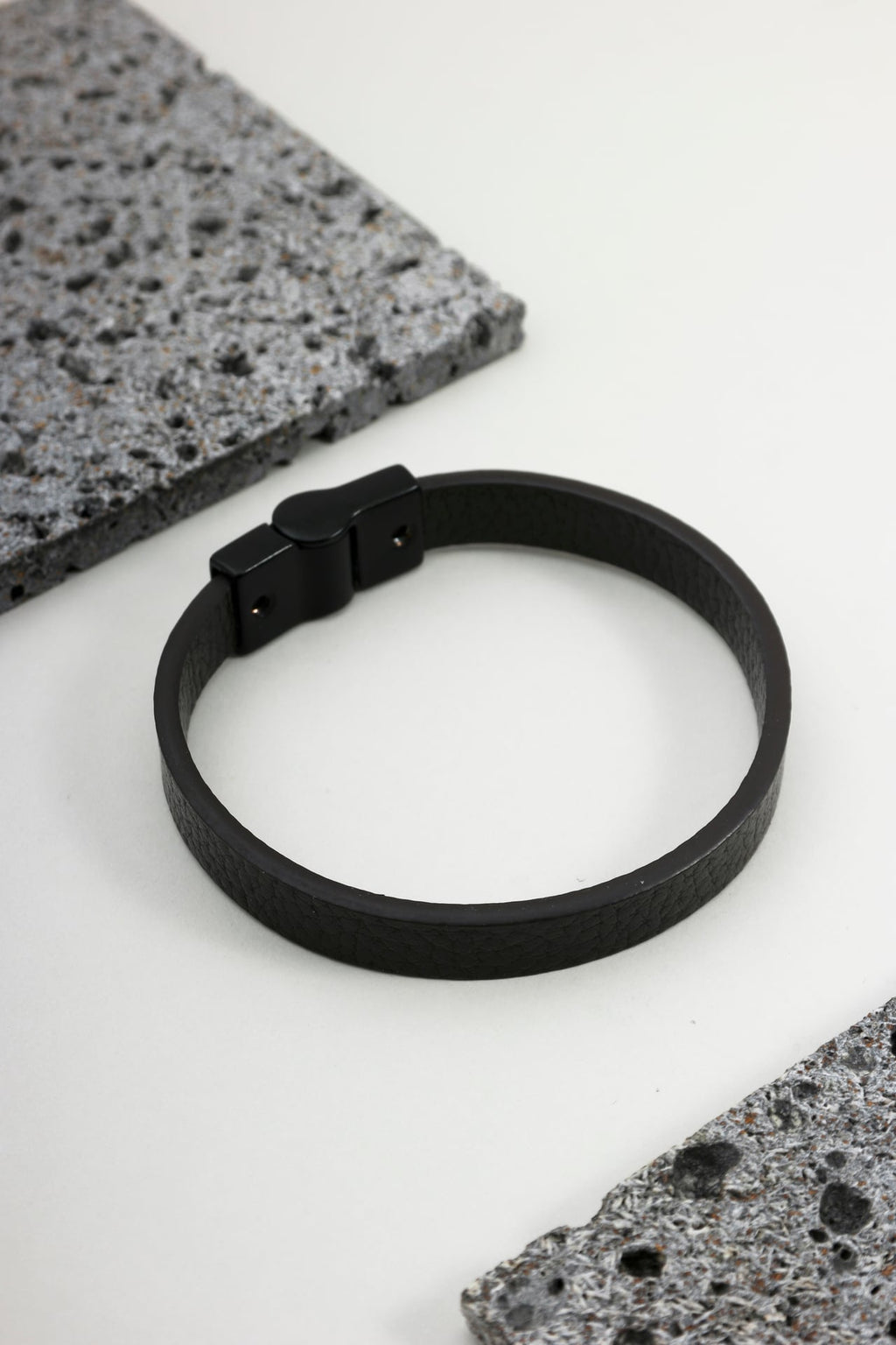Pulseira Couro Preto e Fecho Preto Fosco